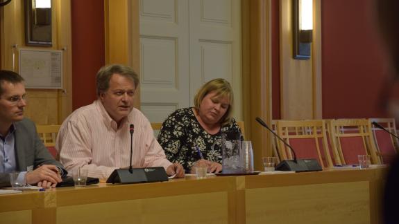 Jan Moberg (styreleder i Fagpressen) og Elin Floberghagen hos Finanskomiteen
